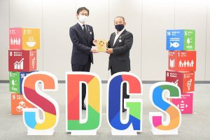 相模原市長から登録証盾の交付を受ける ～ SDGsパートナー認定